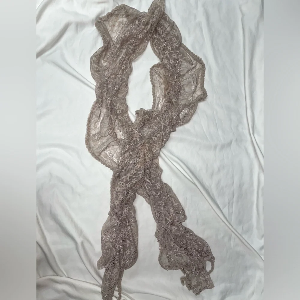 Gray Lace‎ Scrunch Accent Scarf